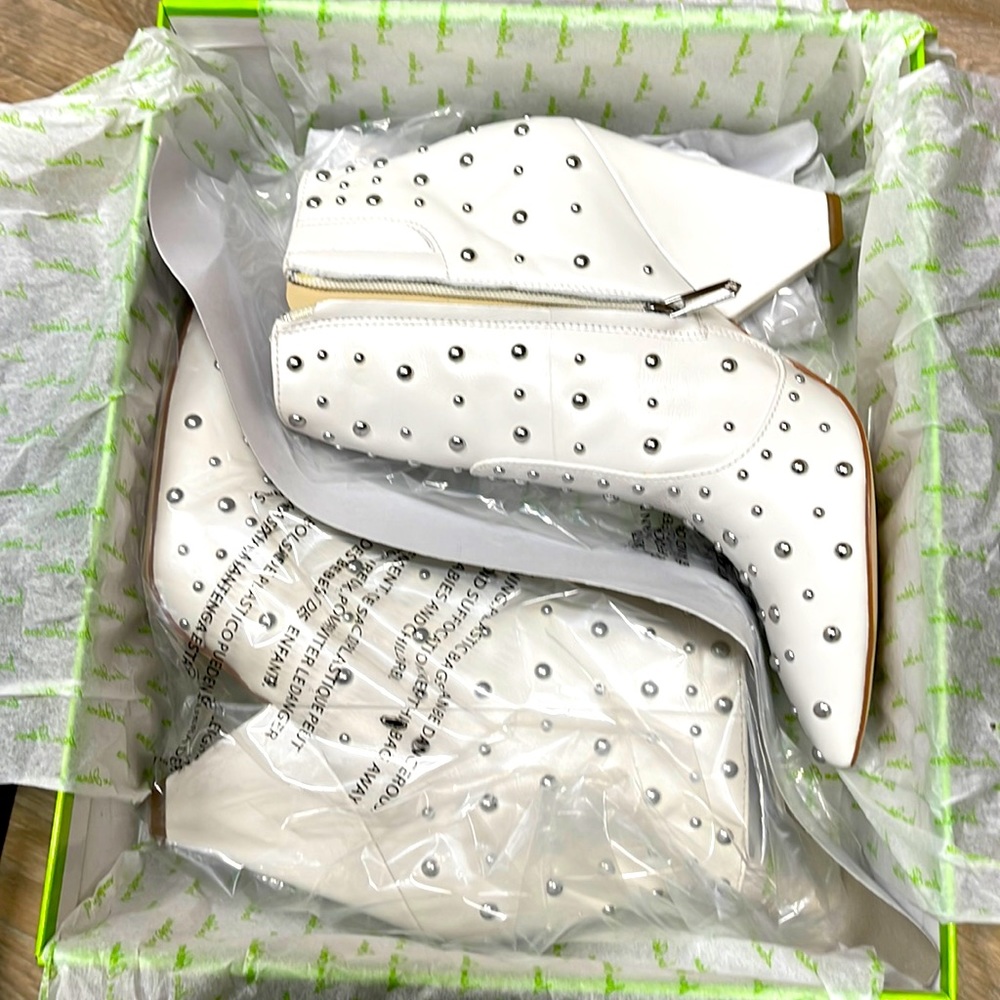 Gorgeous ankle boots by Sam Edelman